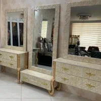 میزکنسول با آینه و دومیزناخن و سه صندلی وپارتیشن