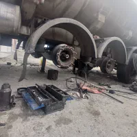 به کارگر تعمیرات ترمز ماشین سنگین نیازمندمم