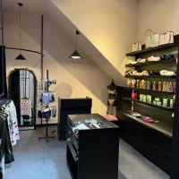 فروشنده خانم لباس زیر