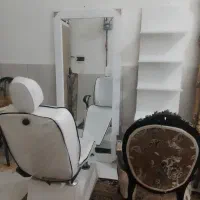 آینه و صندلی آرایشگاه