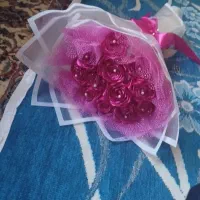 دسته گل و تک شاخه گل رز روبانی