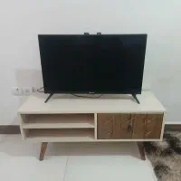 میز و تلویزیون ۳۲ اینچ اسنوا