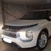 میتسوبیشی اوتلندر M لاین