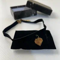 اکسسوری دورگردنی طرح پارچه جیر مشکی با قلب آویزون