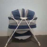 گهواره و تخت کنار مادر