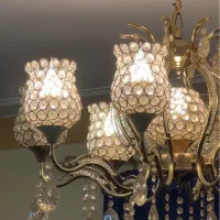 لوستر ۸ شاخه برنجی با آویزهای کریستالی