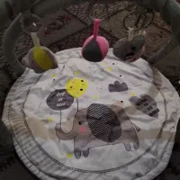 تشک بازی، شلوار لی، کلاه