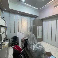 دکور فروشگاهی قفسه و پیشخوان و اتاق پرو