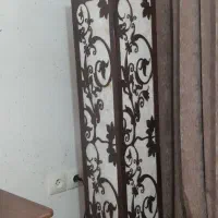 اباژور کنار سالنی و میز تلفن