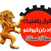 همکار خانم کار در کارگاه تزریق پلاستیک و بسته‌بندی