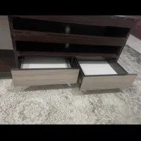 میز تلویزیون چوبی قهوهی دارای دو کشو|میز تلویزیون|رشت, منظریه|دیوار