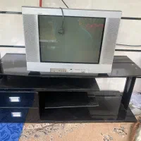 تلوزیون به همراه دیجیتال و میز