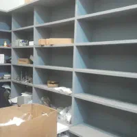 قفسه چوبی  مغازه دست دوم