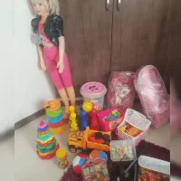 ‌‌‌‌‌تعدادی اسباب بازی و تاب کودک زرافه
