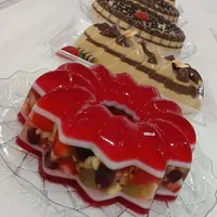 ارائه انواع پیش غذا ژله دسر سالاد