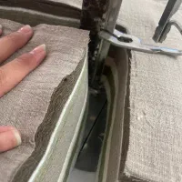 استخدام یک خانوم جهت پهن کردن پارچه‌برای تولیدی