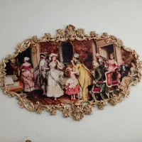 یک عدد تابلو دکوراتیو و یک میز تلوزیون