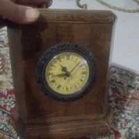 ساعت چوبی قدیمی رو میزی