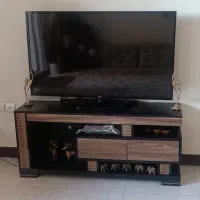 میزتلوزیون جنس هایگلاس مشکی ورنگ چوب