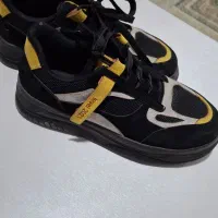 تعدای کفش و پالتو و مانتو