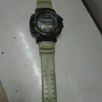 یک عدد ساعت جیشاک هست