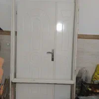 در چوبی با چهار چوب و کلید و دستگیره