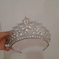 تعدادی باکس شیشه ای و تاج ب فروش میرسد