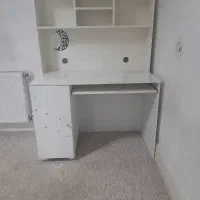 میز تحریر و کامپیوتر