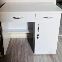 میز تحریر سفید تمیز