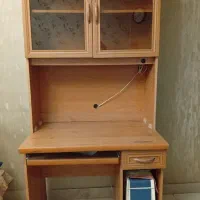 کتابخانه و میز کامپیوتر