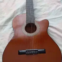 گیتار سالم و در حد نو همراه کاور