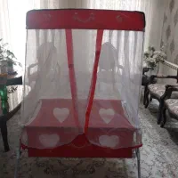 تخت کنار مادر