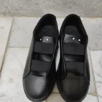 چندجفت کفش اسپورت و چکمه