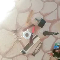 تعدادی وسایل ارایشگری|آرایشگاه و سالن‌های زیبایی|کوهمره, |دیوار