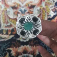 انگشتر نقره با مراجعه زمرد ویاقوت کبود