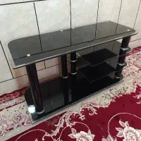 میز تلویزیونی شیشه‌ای بسیار محکم.