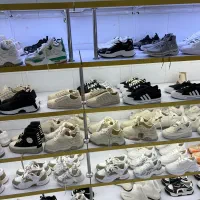 طبقه مغازه دکور کفش کیف لوازم آرایشی و تعدادی کفش