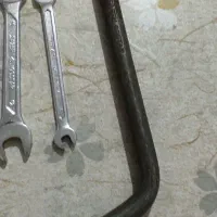 دو عدد آچار ویک عدد آچار شمع ویک عدد آچار چرخ