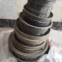 گلدان پلاستیکی کار کرده خاک وکود پوسیده گوسفندی