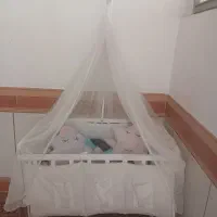 تخت کنار گهواره مادر
