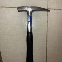 چکش و قیچی اهن بر امریکایی