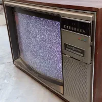 تلویزیون قدیمی|کلکسیون اشیاء عتیقه|یزد, |دیوار