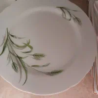 بشقاب گل گندمی وتعدادی بشقاب قدیمی