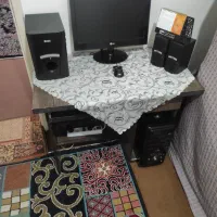 کامپیوتر با میزش و اسپیکر