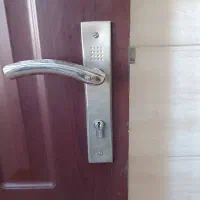 یک لنگه درب واحد قهوه‌ ای سوخته کاملا سالم