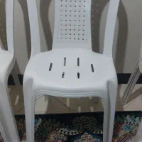 تعدادی صندلی پلاستیکی
