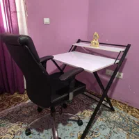 صندلی چرخدار و میز تحریر