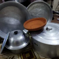 تعدادی ظرف رویی آشپزی دیگ و تابه بزرگ سرخ کردنی