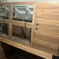 ویترین پشت شیشه ای مغازه