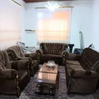یک دست مبل هفت نفره و جلو مبلی دو عدد عسلی
